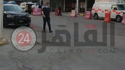 مصريون يتجمعون أمام مستشفى في السعودية بعد مقتل مصري وإصابة آخر في المملكة (صور)