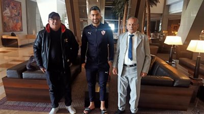 والد المثلوثي يدعمه من فندق الإقامة قبل مواجهة الترجي