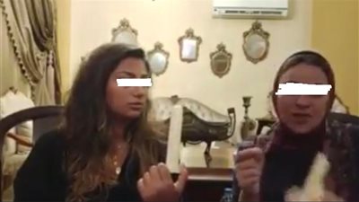 فتاتان تعرضان فيديو خادشًا ومجسمات جنسية.. ومطالبات بالتحقيق معهما