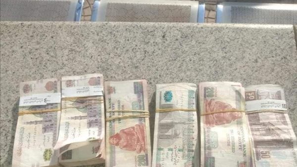 مسعف وسائق يعيدان