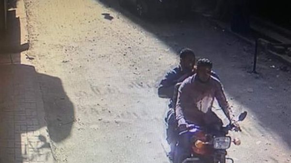 عاطلين يستقلان دراجة