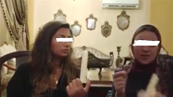 فتاتان تعرضان فيديو