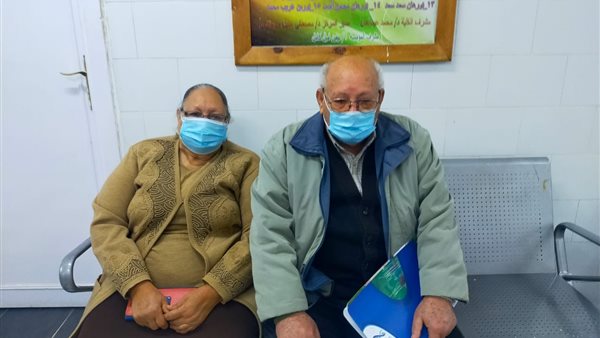 مُسن يصطحب زوجته