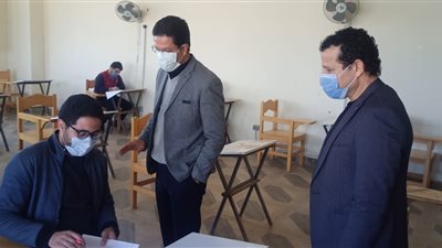 وسط إجراءات احترازية مشددة.. رئيس جامعة بنها يتفقد سير الامتحانات بكلية الفنون التطبيقية