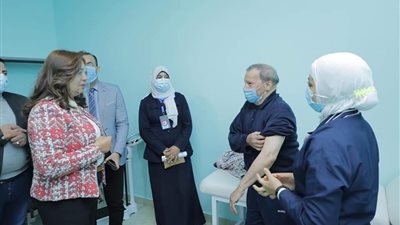 محافظ دمياط تتابع تطعيم كبار السن وأصحاب الأمراض المزمنة بالجرعة الأولى من لقاح كورونا (صور)