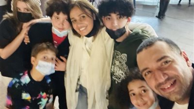 أول ظهور لحلا شيحة ومعز مسعود بعد شهر العسل بصحبة ابنائها