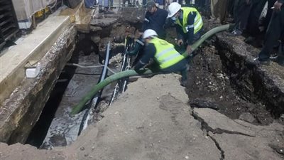 هبوط أرضي مفاجئ بحي غرب أسيوط يتسبب في كسر ماسورة مياه عمومية (صور)