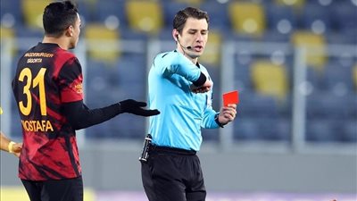 آخرهم مصطفى محمد.. 6 مصريين تعرضوا للطرد في ملاعب أوروبا (إنفوجراف)