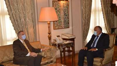 وزير الخارجية يبحث مع  مبعوث الأمم المتحدة إلى ليبيا تطورات الوضع الراهن