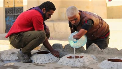 مسقى الطيور والحيوانات.. حياة في كنف الموتى (صور وفيديو)