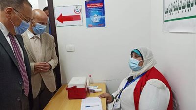 محافظ الشرقية يُعلن تطعيم 163 مواطنًا بلقاح كورونا (صور)