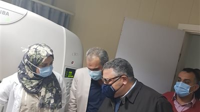 انهيار جزء من عقار سكنى بالغردقة.. ومحافظ البحر الأحمر يطمئن على المصابين (صور)