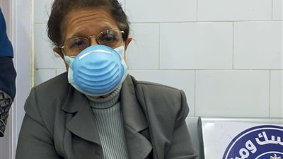 مُتلقية لقاح كورونا بالفيوم :