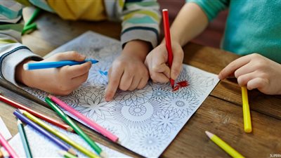 تعرّف على السن المناسب لتعليم الأطفال الألوان