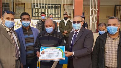 بعد براءته من هتك عرض طالب.. تعليم بورسعيد تكرم عاملًا بمدرسة قاسم أمين (صور)