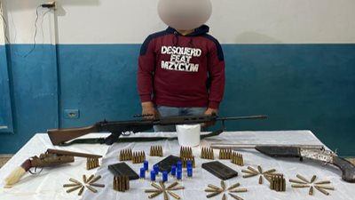 القبض على عنصر  إجرامي بحوزته بندقية آلية وكيمة من الطلقات النارية بالجيزة