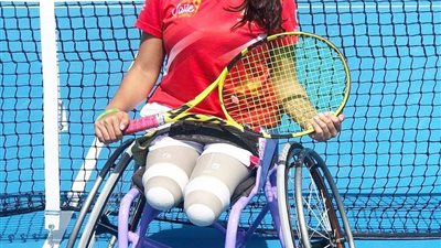 فقدت ساقيها لتعنت الاحتلال في علاجها.. فتاة فلسطينية تحترف التنس وتدرس الطب: 