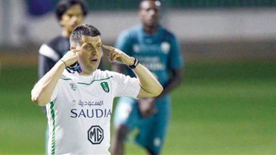 العين الإماراتي يبدأ مفاوضاته مع مدرب أهلي جدة