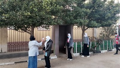 تعليم البحيرة: 30 ألف طالب بالثاني الثانوي يؤدون امتحانات الإنجليزي والكيمياء دون شكاوى (صور)