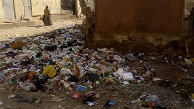 القمامة  تحاصر مدارس الابتدائي والإعدادي بالخانكة.. والأهالي: تستغيث بمحافظة القليوبية (صور) 