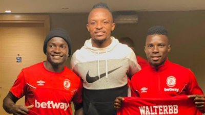 والتر بواليا يزور لاعبي نكانا الزامبي قبل مواجهة بيراميدز بالكونفدرالية