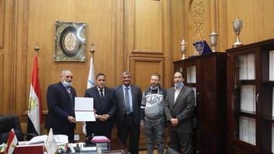 رئيس السكة الحديد يُكرم قائد قطار أنقذ سيدة من الموت بمحطة أبو تشت بقنا