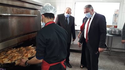 نائب رئيس جامعة الأزهر يتفقد مطبخ المدينة الجامعية للطالبات.. ويوجه بإنهاء أعمال الصيانة (صور)