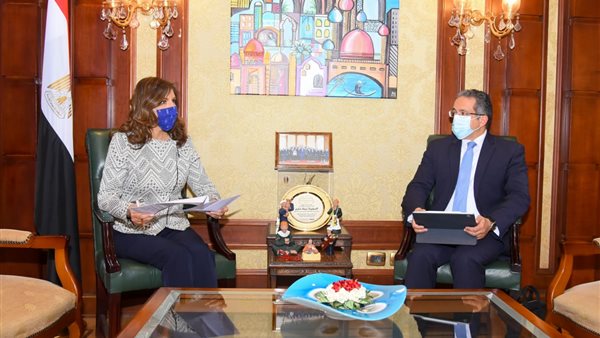 وزيرة الهجرة مع وزير