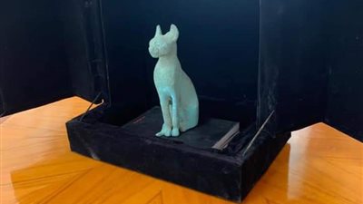 سفارة مصر بكندا تنجح في استرداد قطعة أثرية فرعونية مهربة (صور)