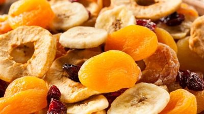 للنحاف فقط.. تعرف على كيفية زيادة الوزن عن طريق المكسرات والفواكه المجففة