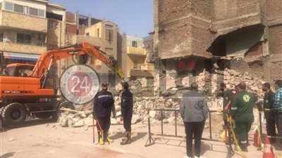 نيابة الاسماعيلية تعاين موقع انهيار منزل والبحث عن جثة مسن 