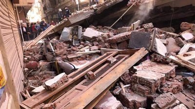 انتشال جثمان مُسن من أسفل عقار الإسماعليلية المنهار