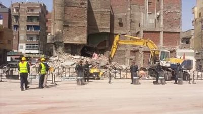 عداد كهرباء وآيات قرآنية.. آخر ما تبقى بعد انتشال جثمان مسن من أسفل عقار منهار بالإسماعيلية 