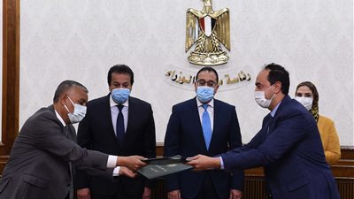 مدبولي يشهد توقيع بروتوكول تعاون لإنشاء مركز لعلاج الإدمان بجامعة جنوب الوادي