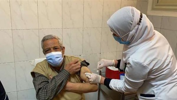 مسن يحصل على لقاح