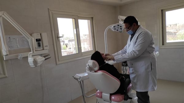 الأطباء يعالجون المرضى