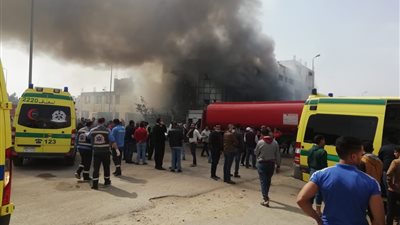 90 دقيقة نيران وجثث متفحمة.. جهود كبيرة لإخماد حريق مصنع ملابس العبور (صور)