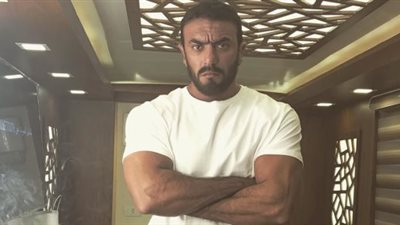 مُتابع يصف أحمد العوضي بالشيطان.. والفنان يرد: 