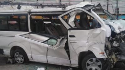 وفاة 3 أشخاص وإصابة آخر في حادث تصادم سيارتين بمطروح 