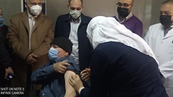 مواطن يتلقي لقاح