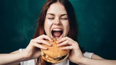 منها زيادة إفراز الأنسولين.. تعرف على أسباب الجوع باستمرار