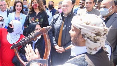 بالسمسمية والأغاني التراثية.. أهالي الواحات البحرية يستقبلون وزيرة الهجرة