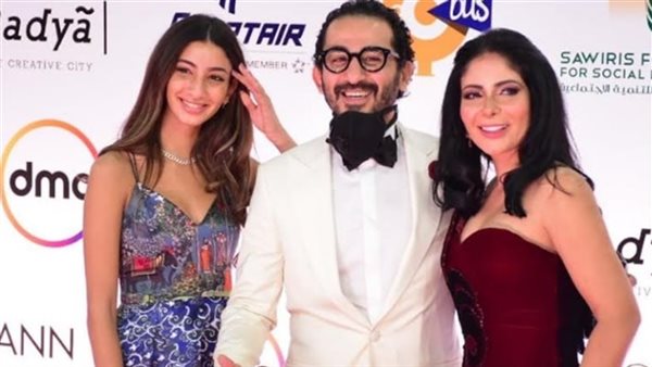 لي لي حلمي ووالديها