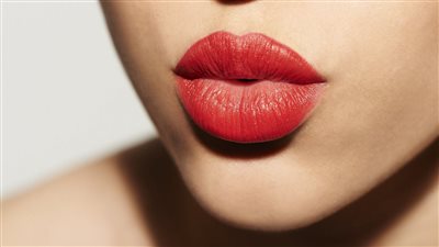 يستخدمه مشاهير تيك توك من أجل إبراز الشفاه.. هل زيت القرفة آمن؟