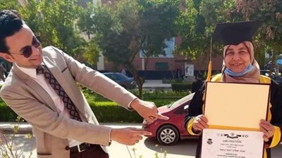 في شهر المرأة.. تفاصيل إهداء طبيب والدته شهادة تخرجه ( فيديو)