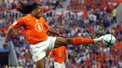 فيفا يحتفل بعيد ميلاد إدجار ديفيدز صاحب أشهر نظارة في كرة القدم (صورة)