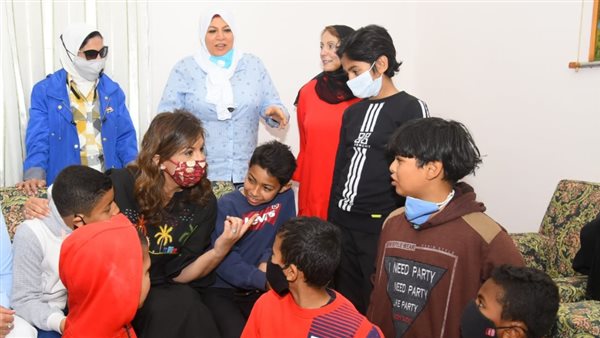 وزيرة الهجرة مع الأطفال