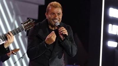 بعد سقوط عمرو دياب.. مواقف محرجة لنجوم على خشبة المسرح