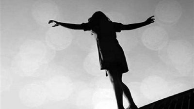 بسبب سحب والدتها الموبايل.. انتحار صاحبة فيديوهات على 