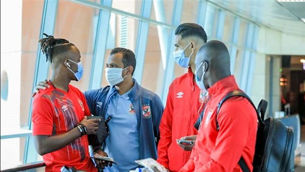 لاعبي الأهلي من مطار